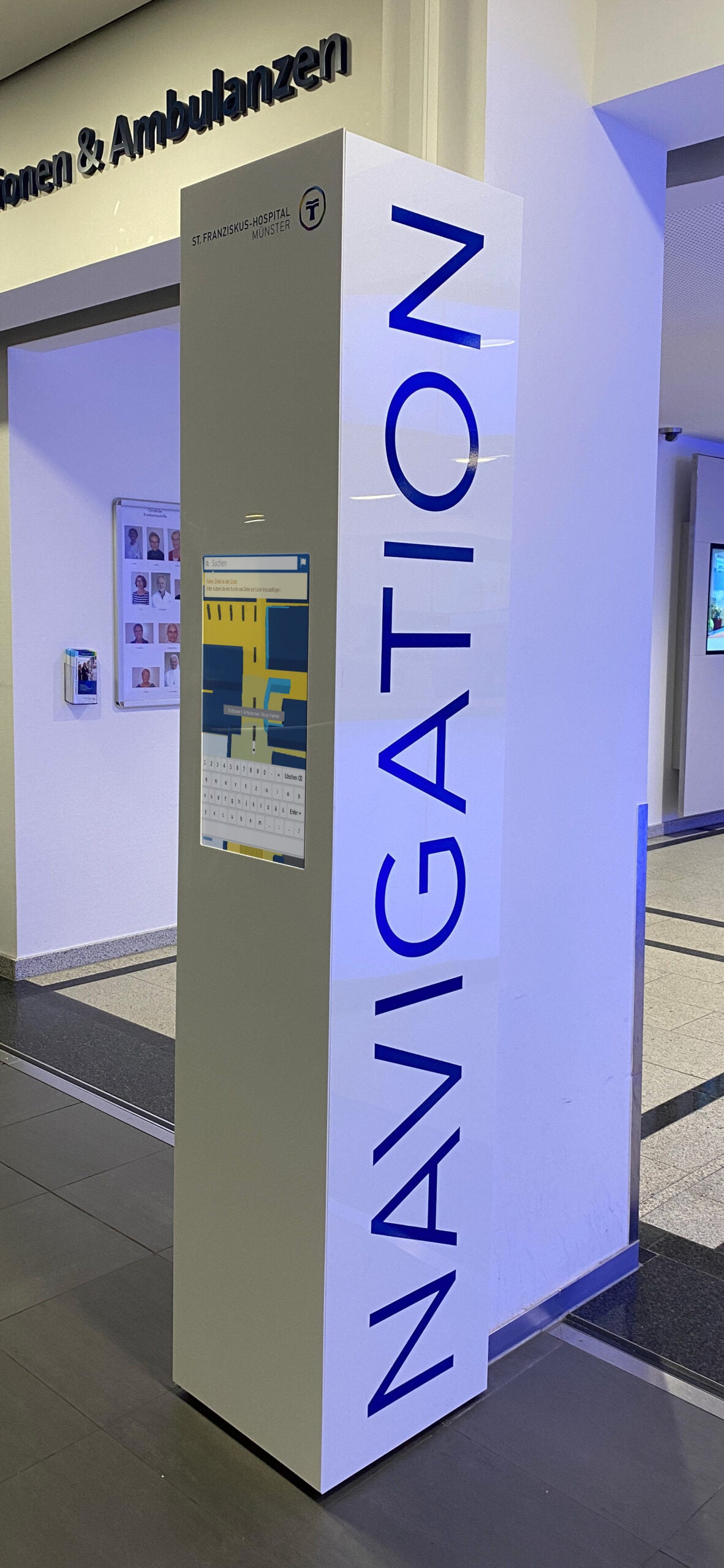 Navigationsterminal "weiße Säule" in Hochglanzoptik